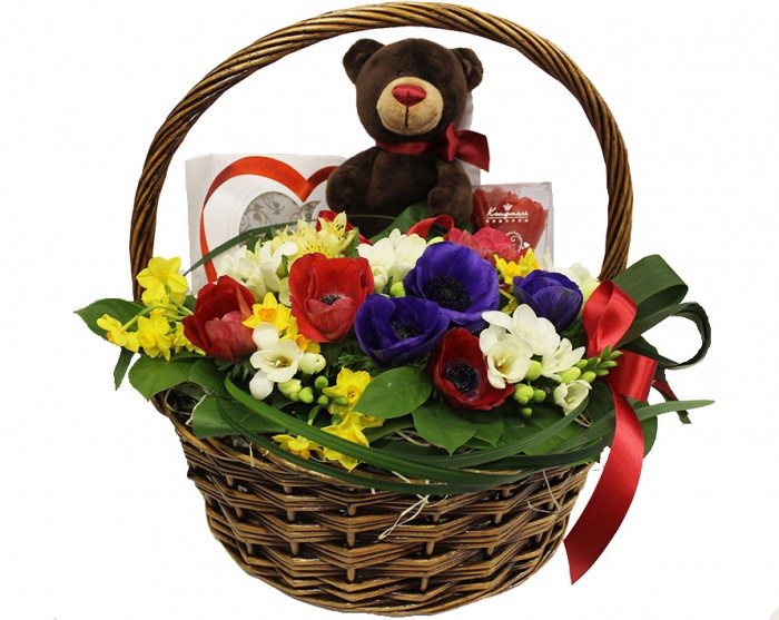 Корзинка с цветами и игрушками