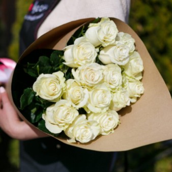 Белые розы 70 см в крафте: фото. Мир цветов Киров
