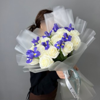 Букет розы с ирисами #1088: фото. Мир цветов Киров