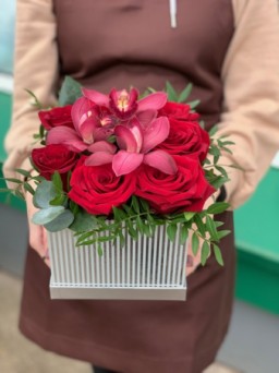 Розы с охидеями в коробке: фото. Мир цветов Киров